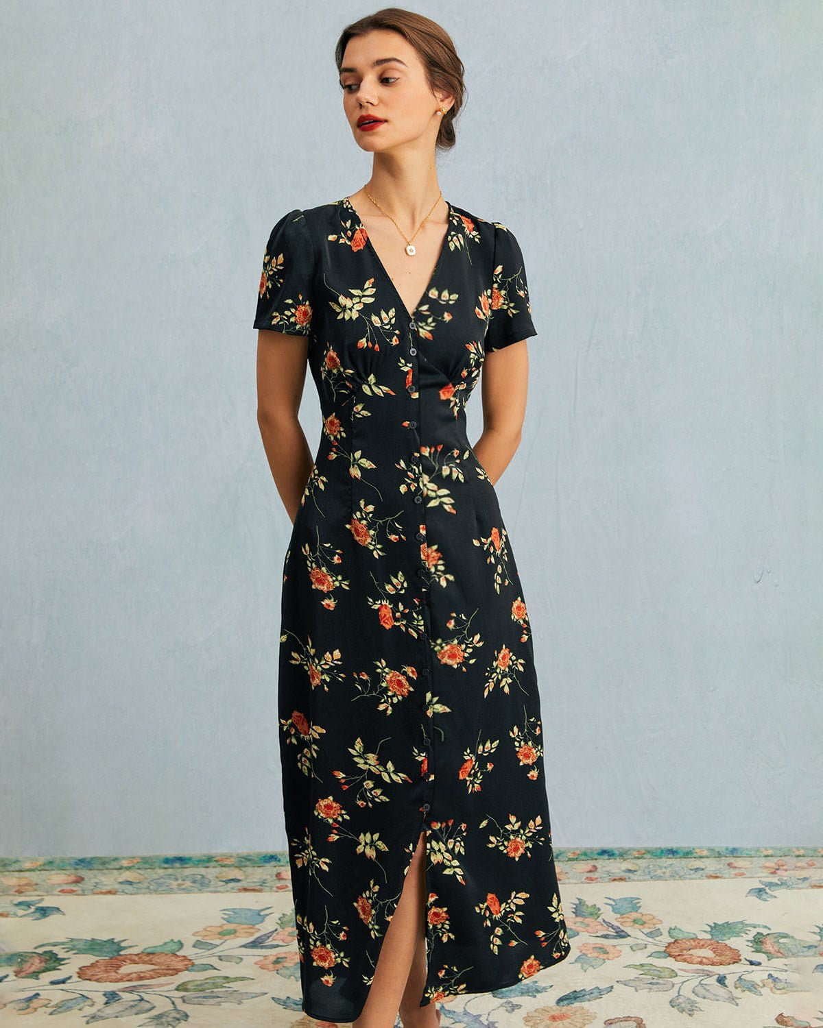 Vestido largo negro de manga corta con estampado floral y cuello en V